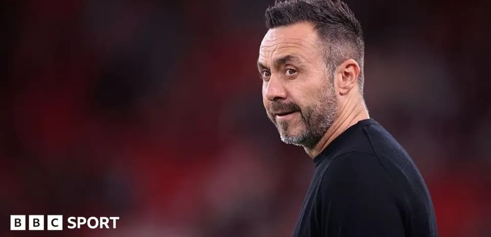 Entraîneur observant le match depuis la touche
