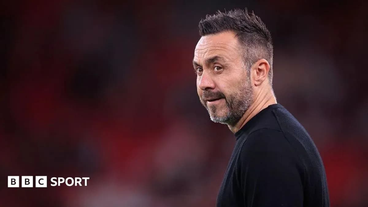Entraîneur observant le match depuis la touche