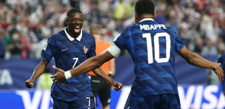 Ousmane Dembélé et Kylian Mbappé célébrant un but
