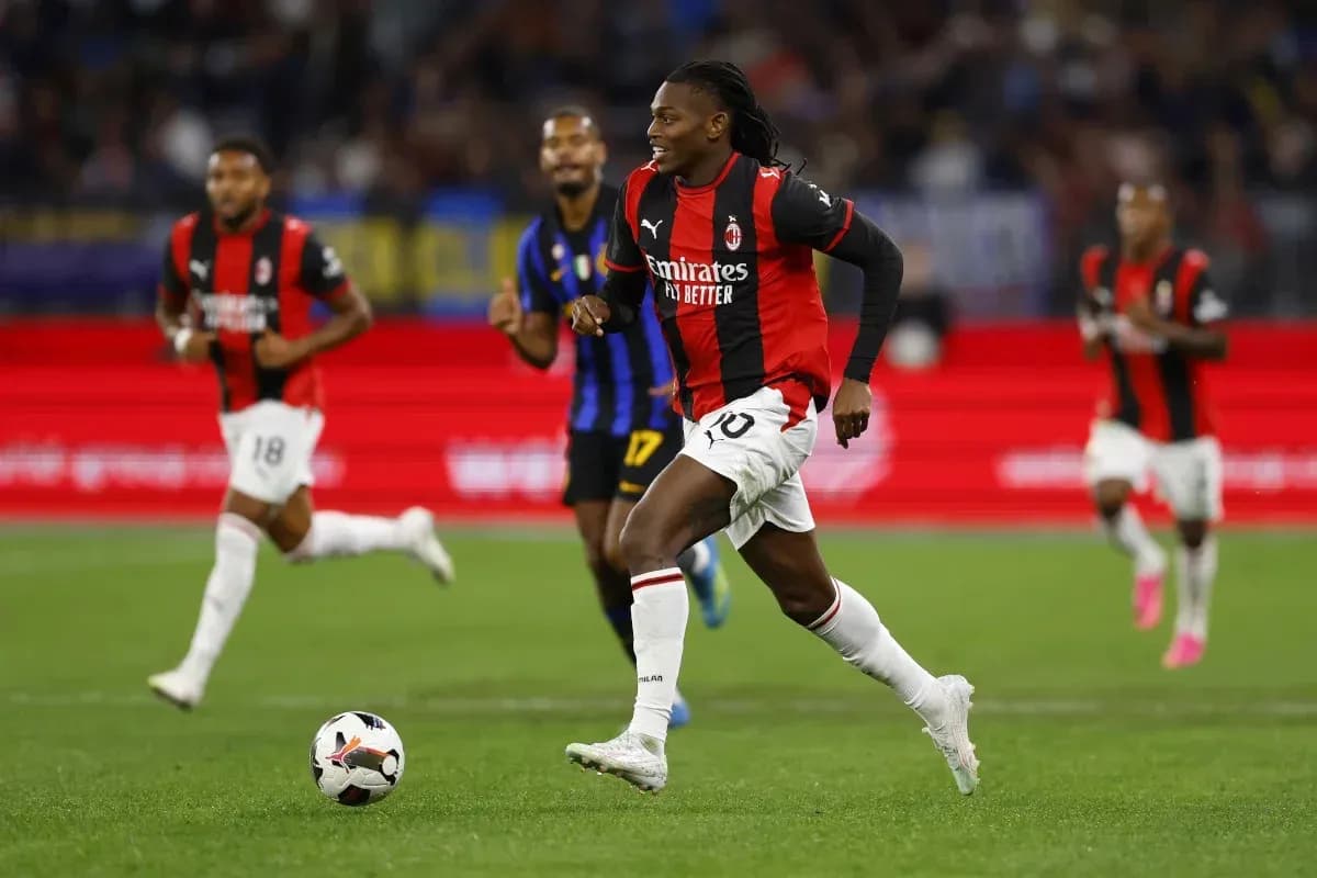 Joueur de l'AC Milan dribblant avec le ballon