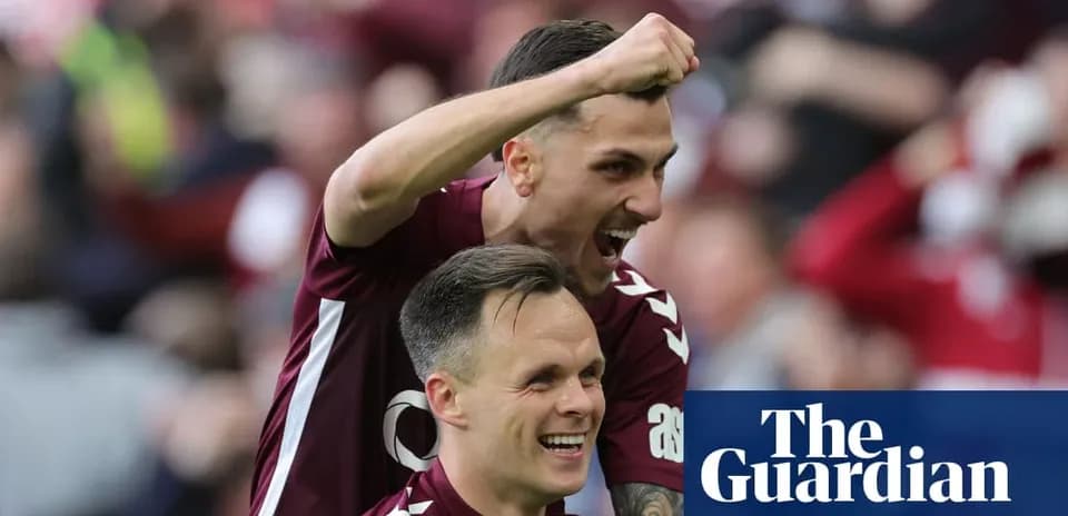 Joueurs célébrant un but dans un match