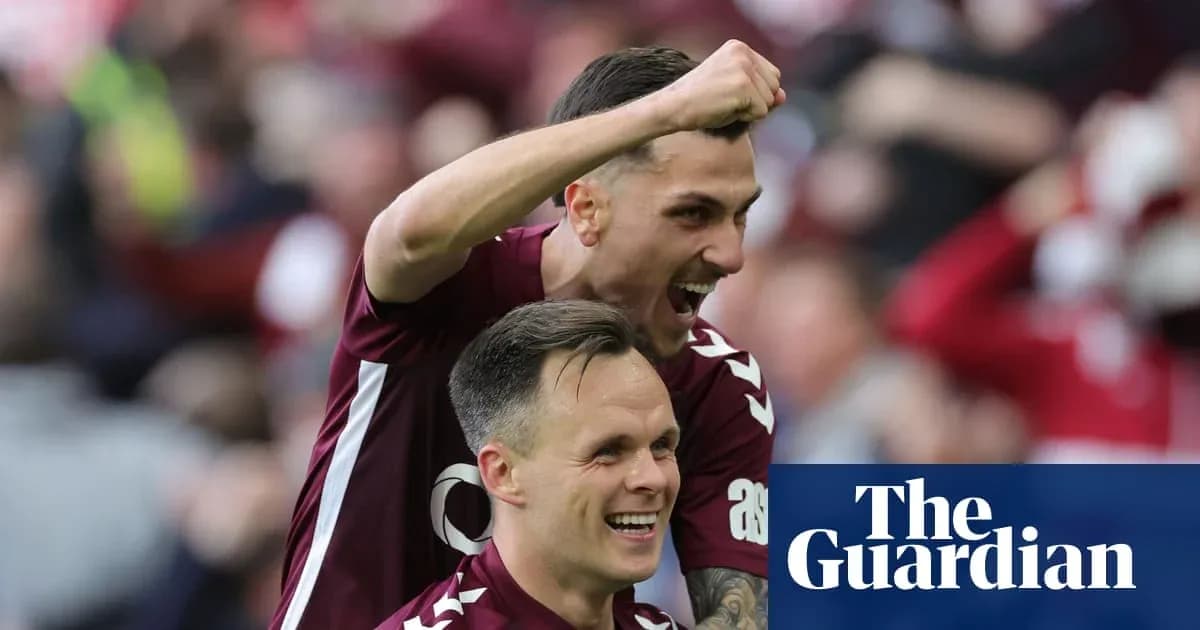 Joueurs célébrant un but dans un match