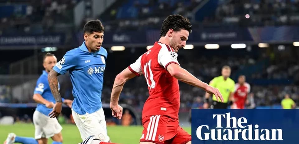 Joueur d'Arsenal dribblant un adversaire en match