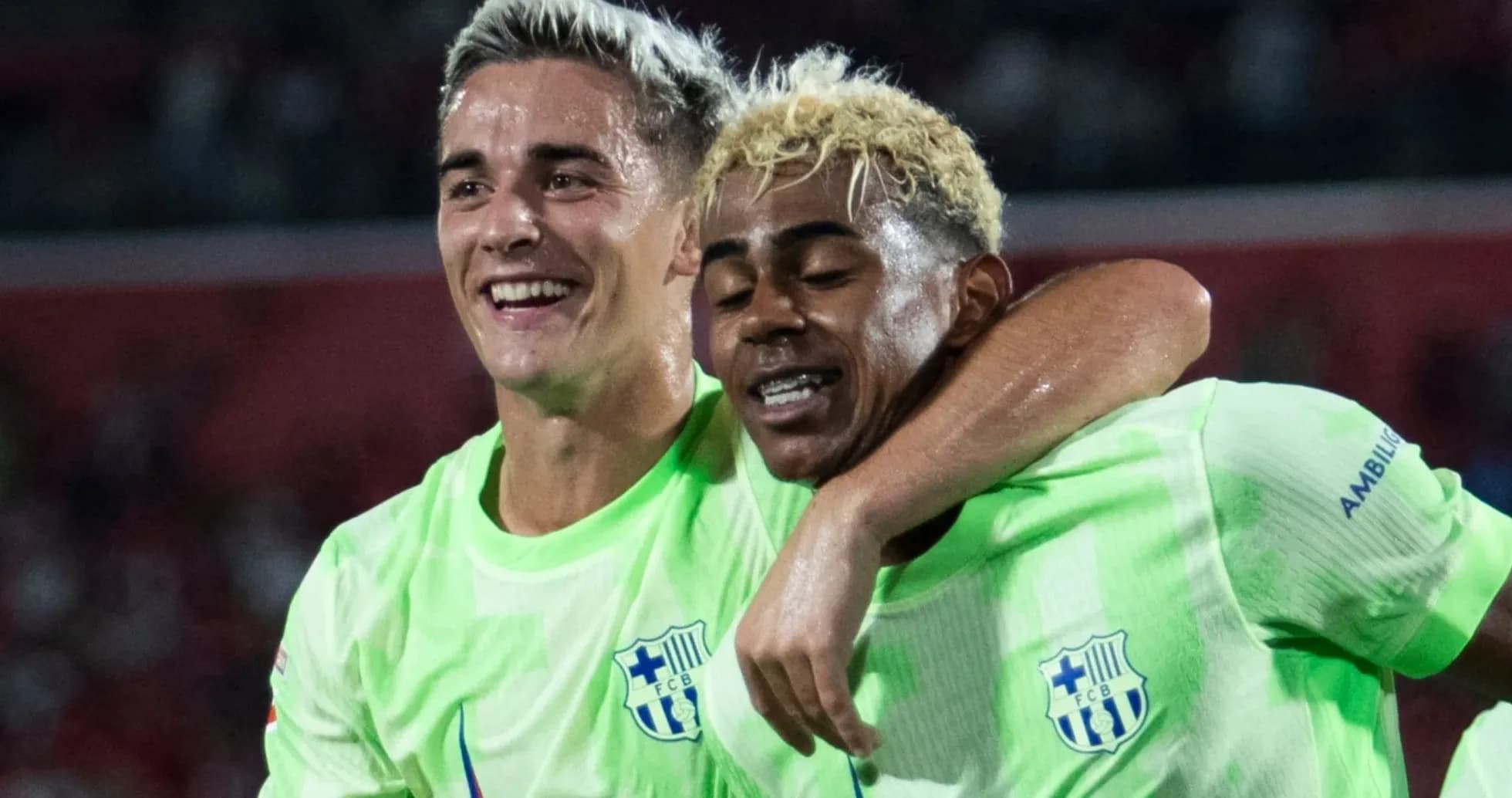 Deux joueurs célébrant un but ensemble sur le terrain
