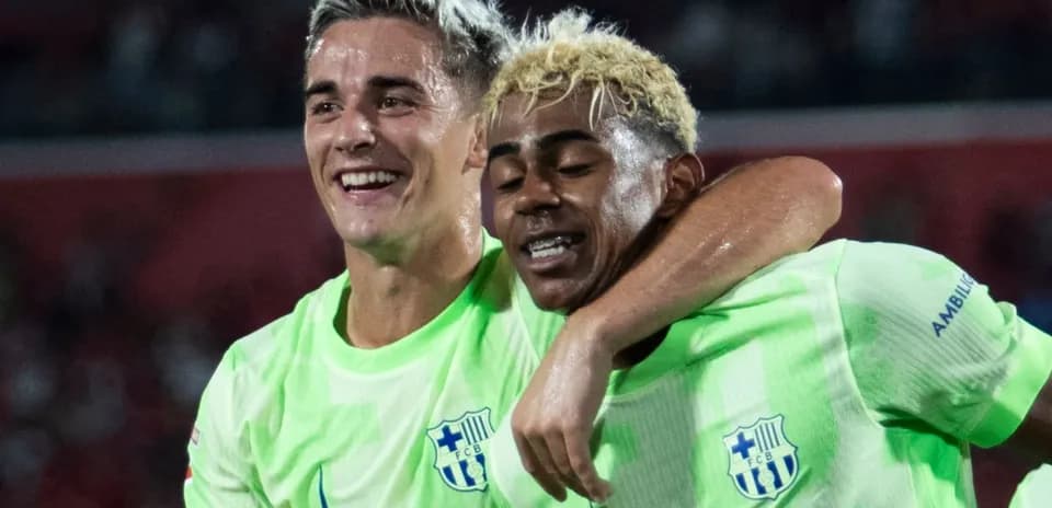 Deux joueurs célébrant un but ensemble sur le terrain