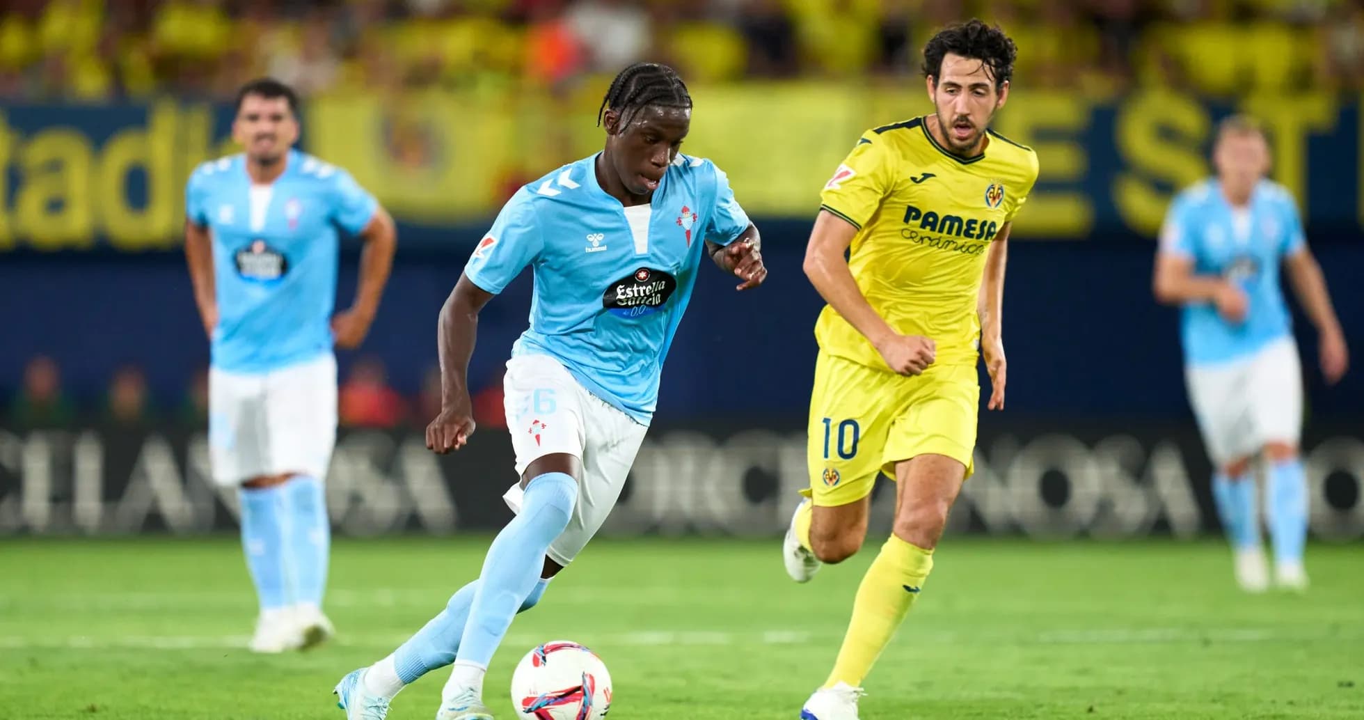 Joueur de Celta Vigo dribblant un adversaire de Villarreal