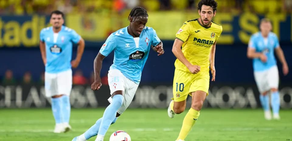 Joueur de Celta Vigo dribblant un adversaire de Villarreal