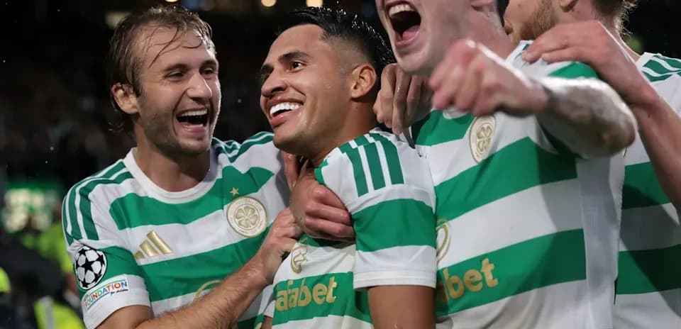 Joueurs de Celtic célébrant un but ensemble