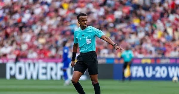 Arbitre signalant une faute lors du match