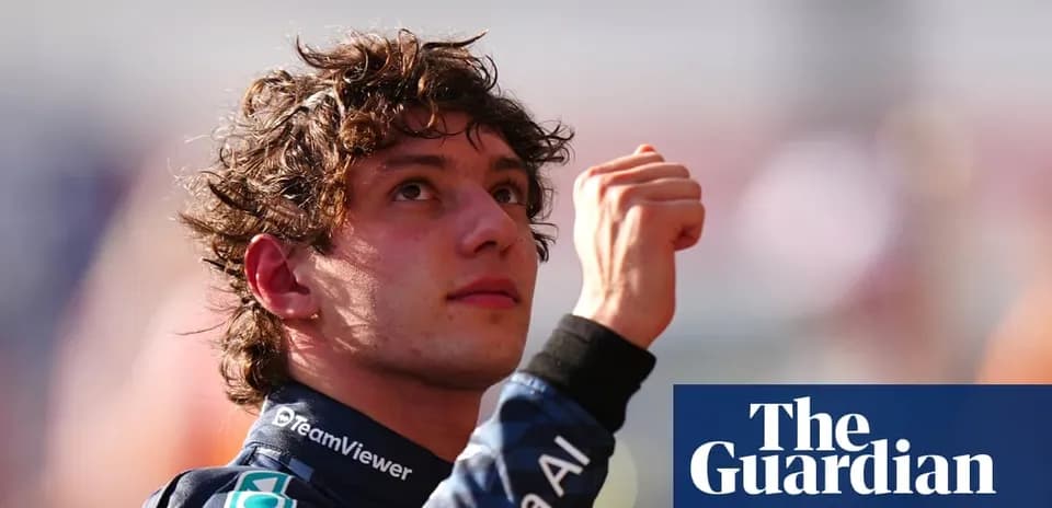 Pilote levant la main après la course de F1