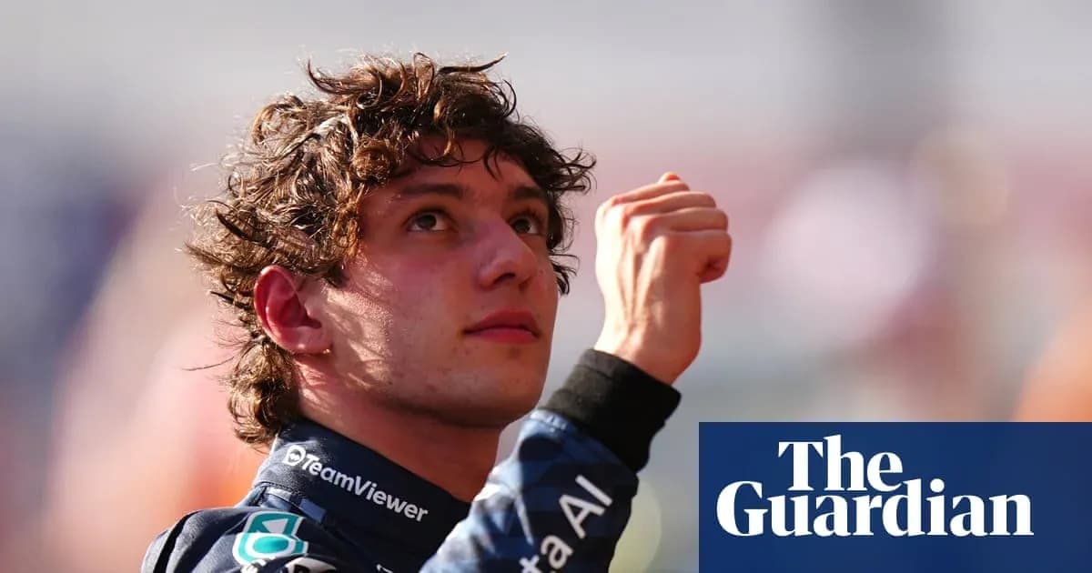 Pilote levant la main après la course de F1
