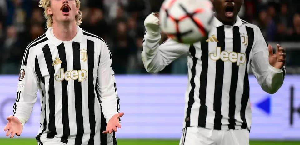 Joueurs de la Juventus réagissant à un ballon en jeu