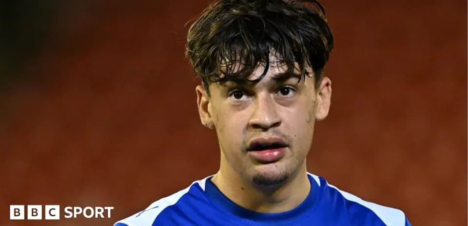 Joueur portant un maillot bleu regardant la caméra