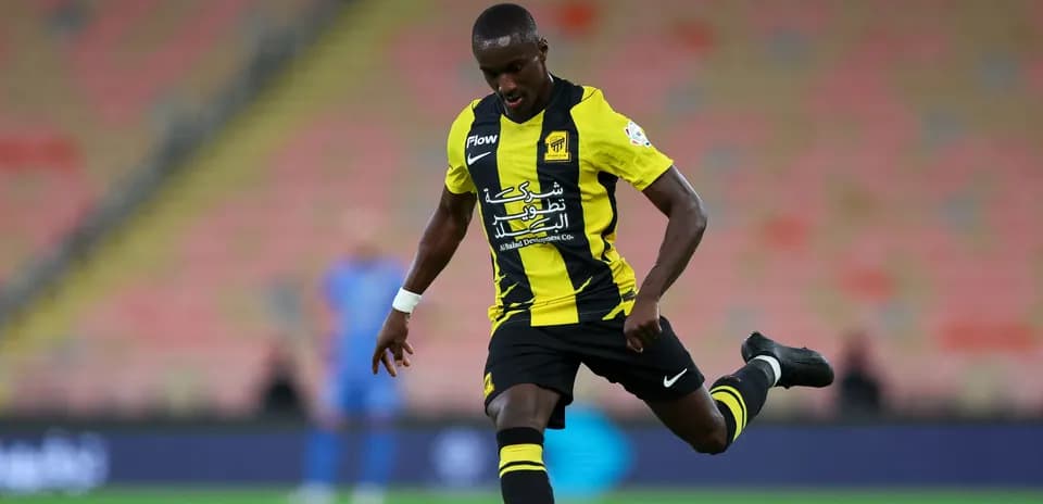 Joueur dribblant avec le ballon sur le terrain