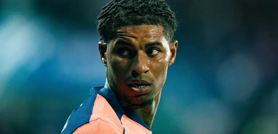 Joueur de football regardant par-dessus son épaule