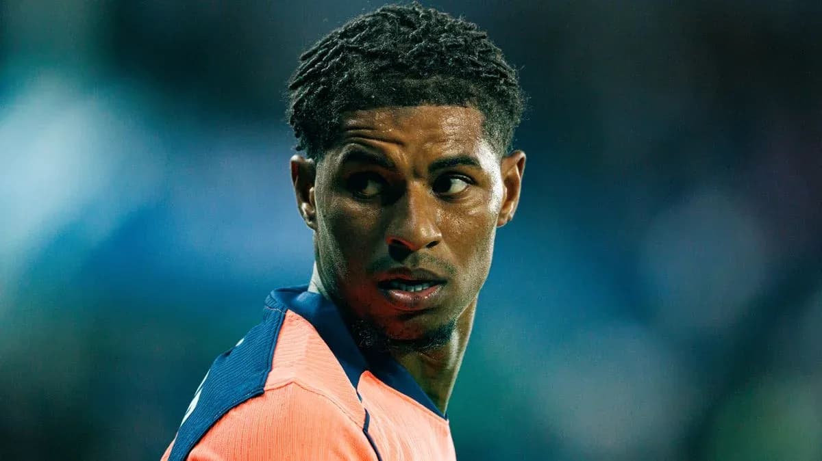 Joueur de football regardant par-dessus son épaule