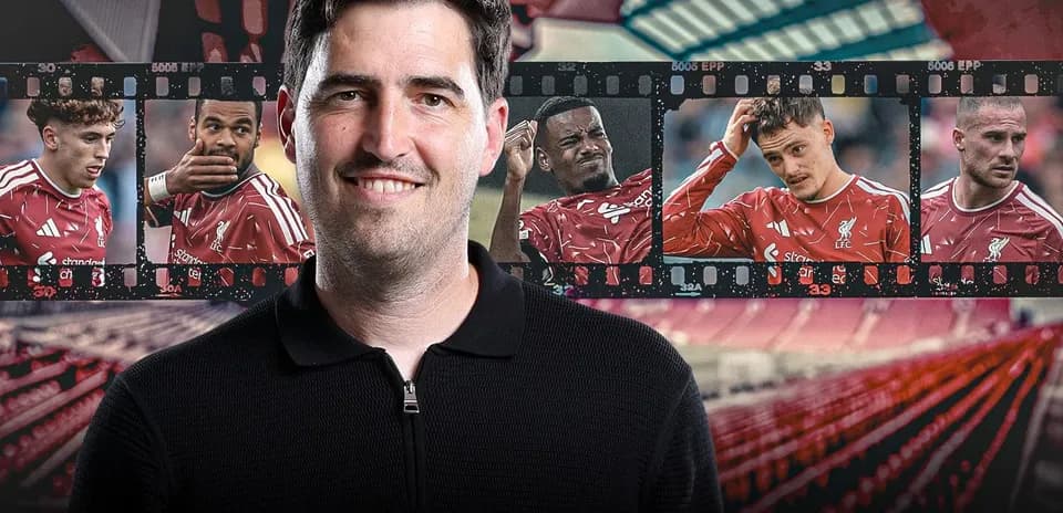 Entraîneur avec photos de joueurs de Liverpool en arrière-plan