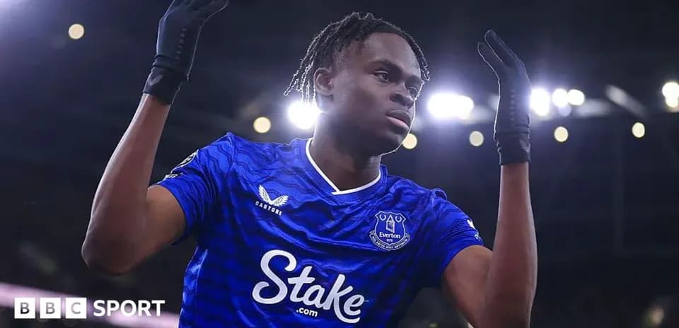 Joueur d'Everton célébrant un but au stade