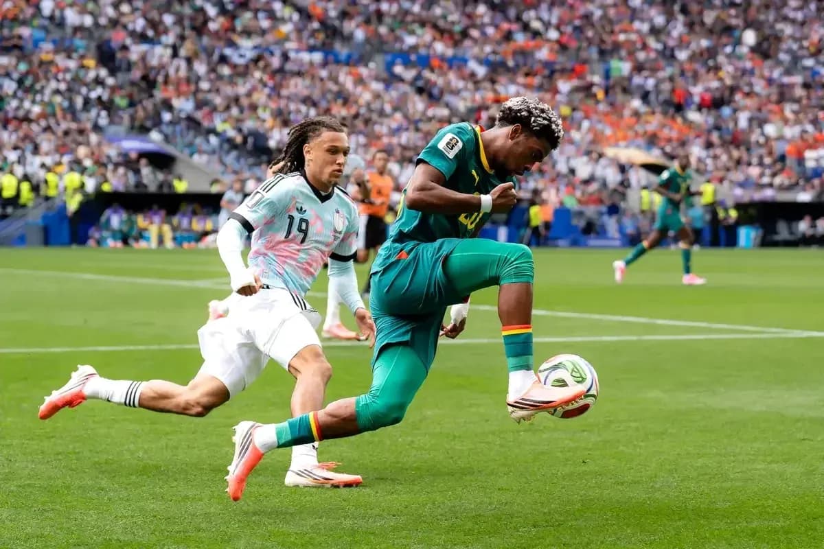 Joueur camérounais dribblant un adversaire lors du match