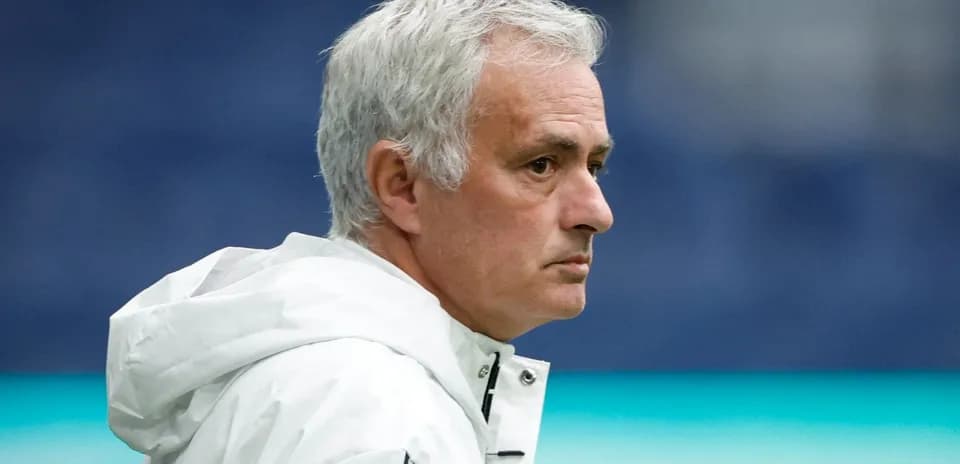 Entraîneur observant le match sur le terrain