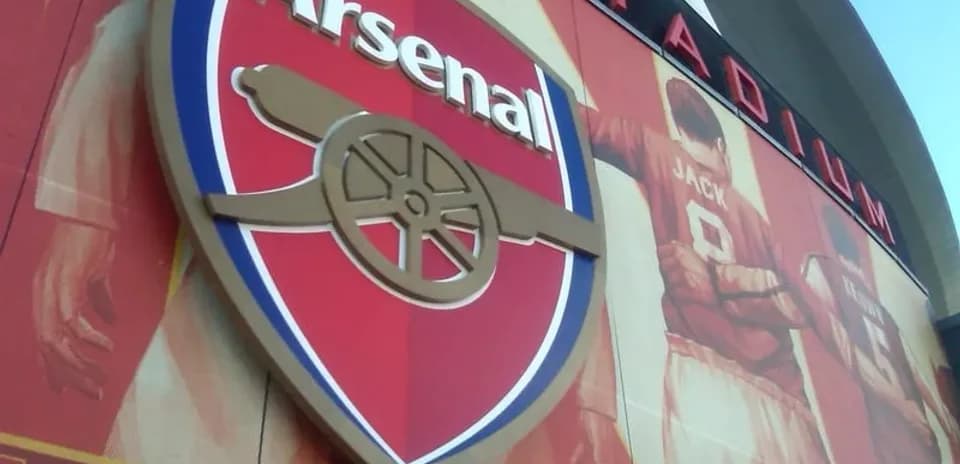 Logo d'Arsenal sur le mur du stade