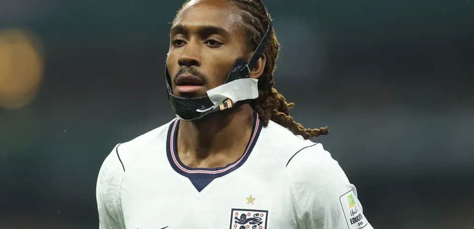 Joueur anglais portant un masque sur le terrain