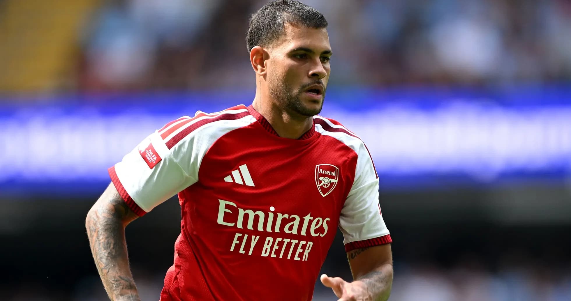 Joueur d'Arsenal courant sur le terrain