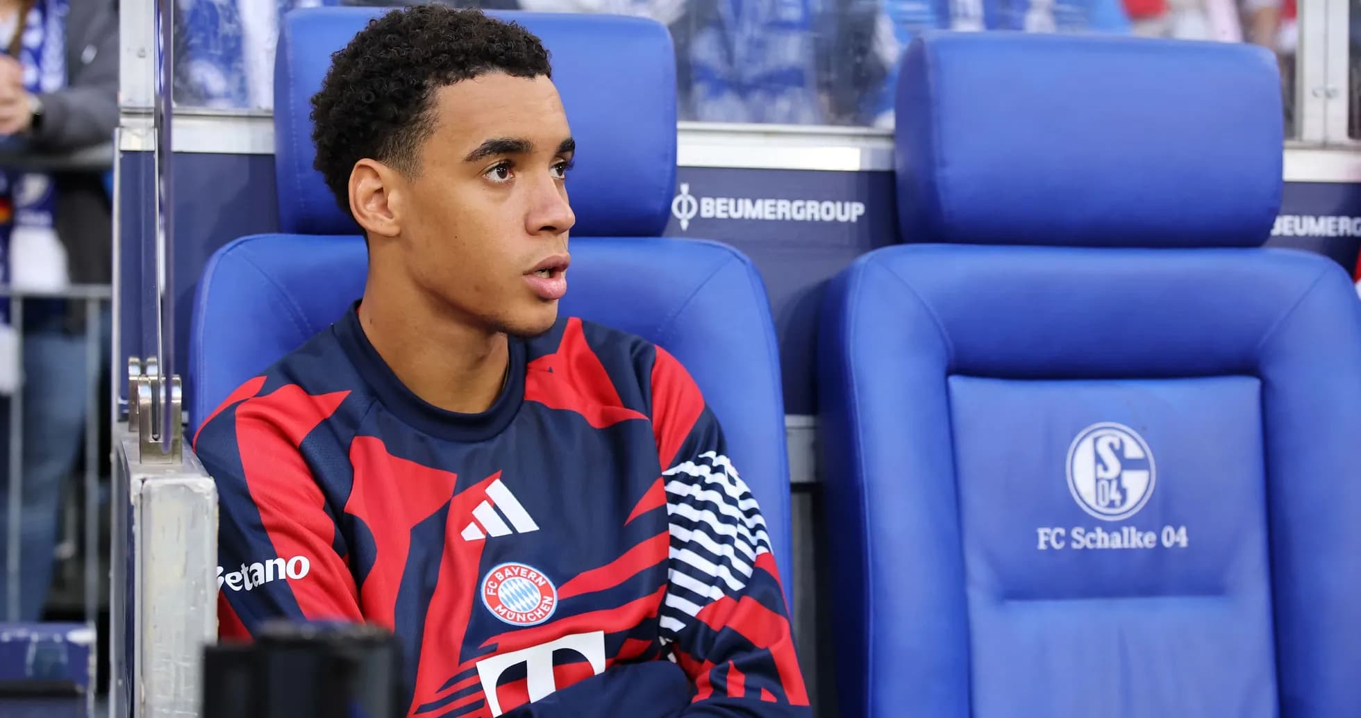 Joueur assis sur le banc de touche pendant le match