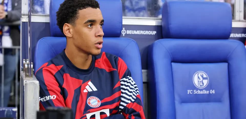Joueur assis sur le banc de touche pendant le match