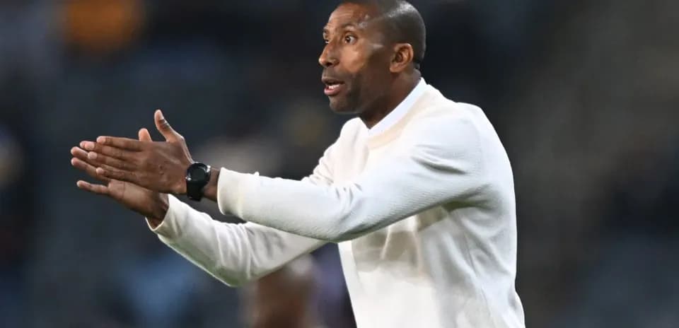 Entraîneur donnant des instructions pendant un match