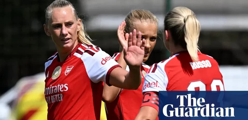 Joueuses d'Arsenal en discussion sur le terrain d'entraînement