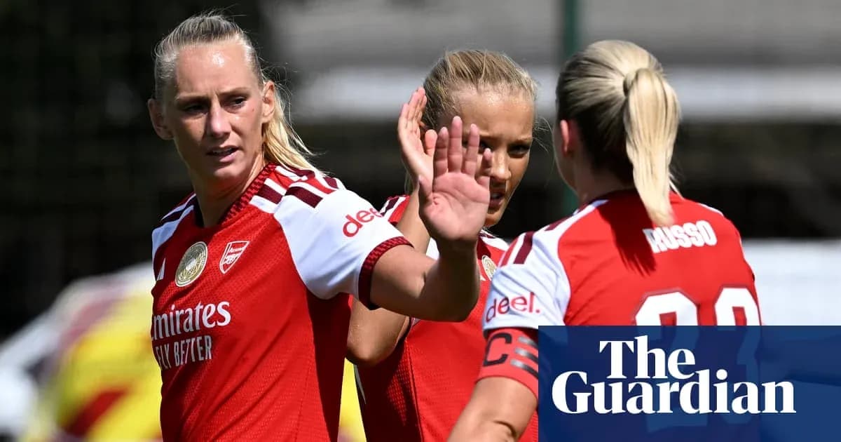Joueuses d'Arsenal en discussion sur le terrain d'entraînement