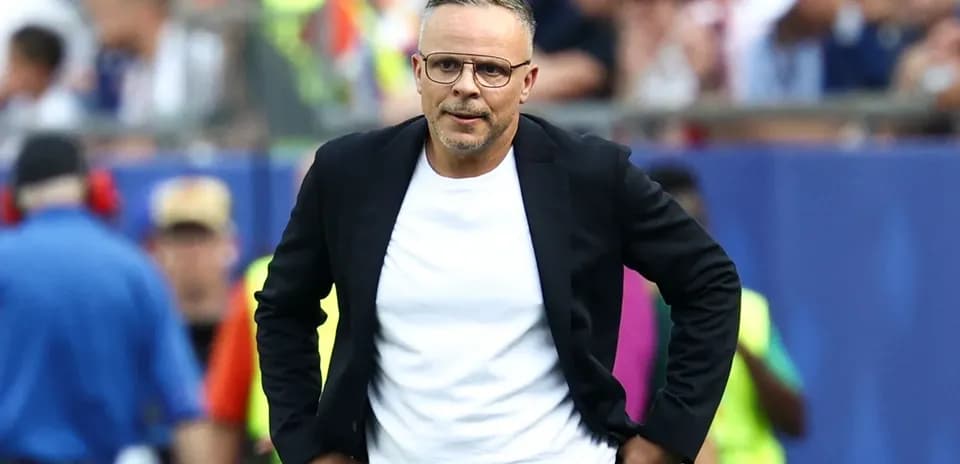 Entraîneur sur le terrain lors d'un match