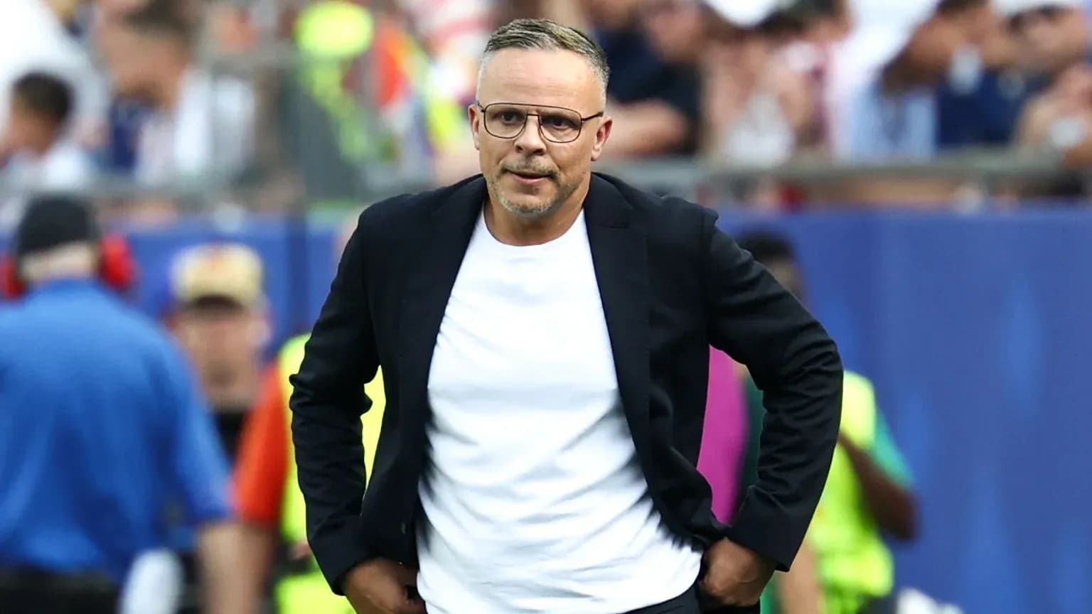 Entraîneur sur le terrain lors d'un match