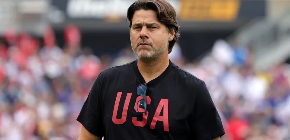 Homme portant un t-shirt 'USA' sur le terrain