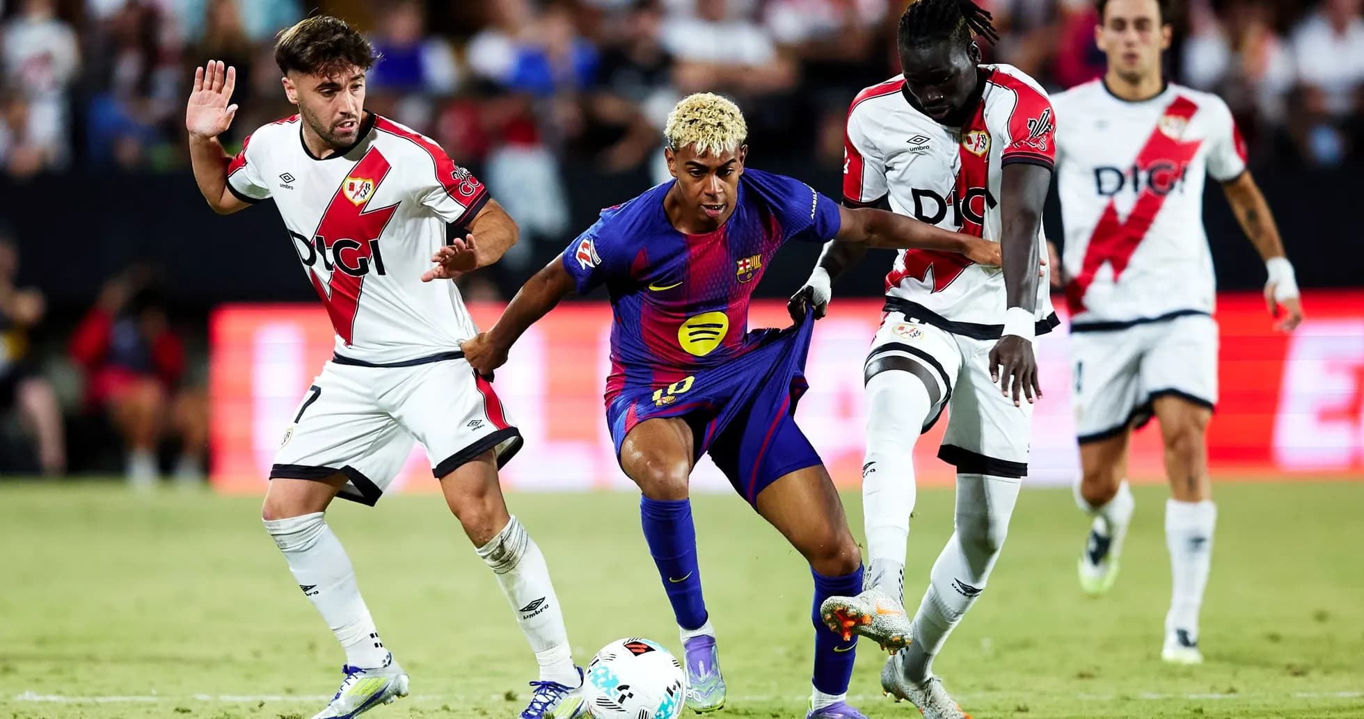 Joueurs de Barcelone et Rayo Vallecano en action