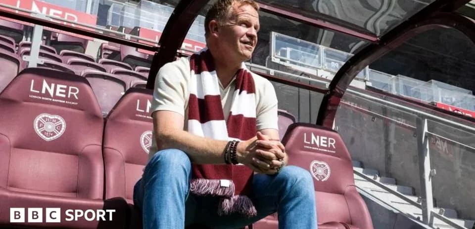 Entraîneur assis sur le banc au stade de football