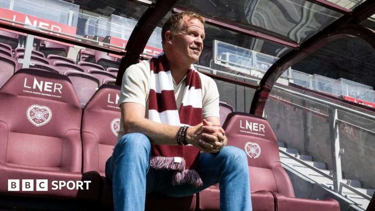Entraîneur assis sur le banc au stade de football