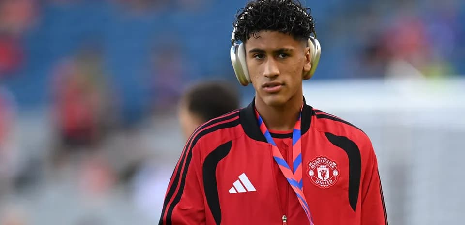 Joueur de Manchester United portant un survêtement rouge