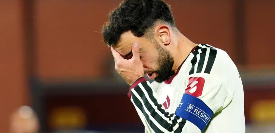 Joueur tenant son visage après un match