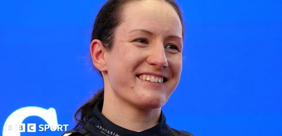 Pilote souriante lors d'une conférence de presse