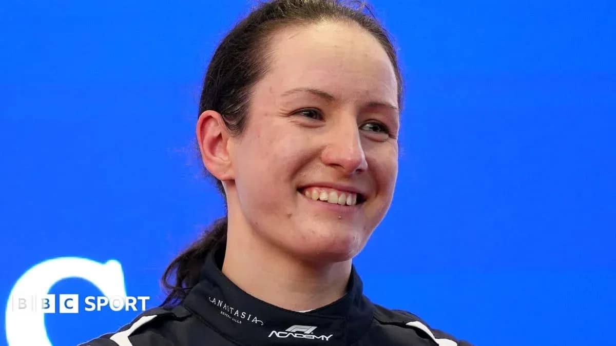 Pilote souriante lors d'une conférence de presse