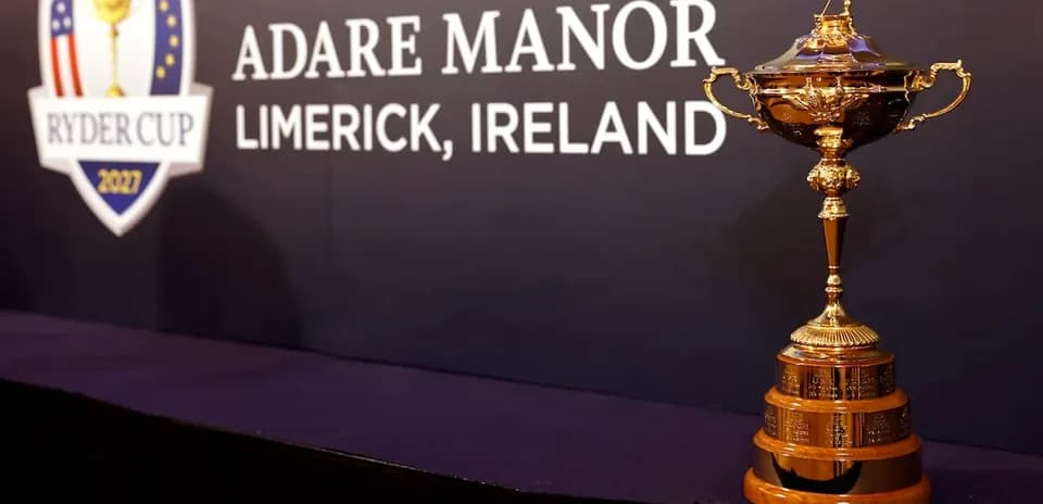 Trophée de la Ryder Cup sur podium à Adare Manor