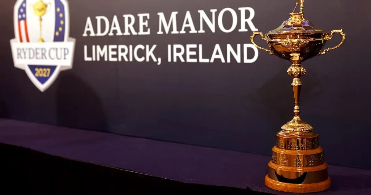 Trophée de la Ryder Cup sur podium à Adare Manor Trophée de la Ryder Cup sur podium à Adare Manor