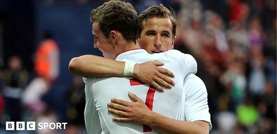 Joueurs anglais s'étreignant après un but marqué