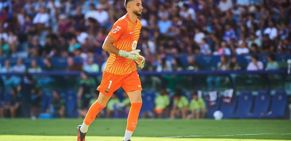 Gardien de but courant sur le terrain lors du match