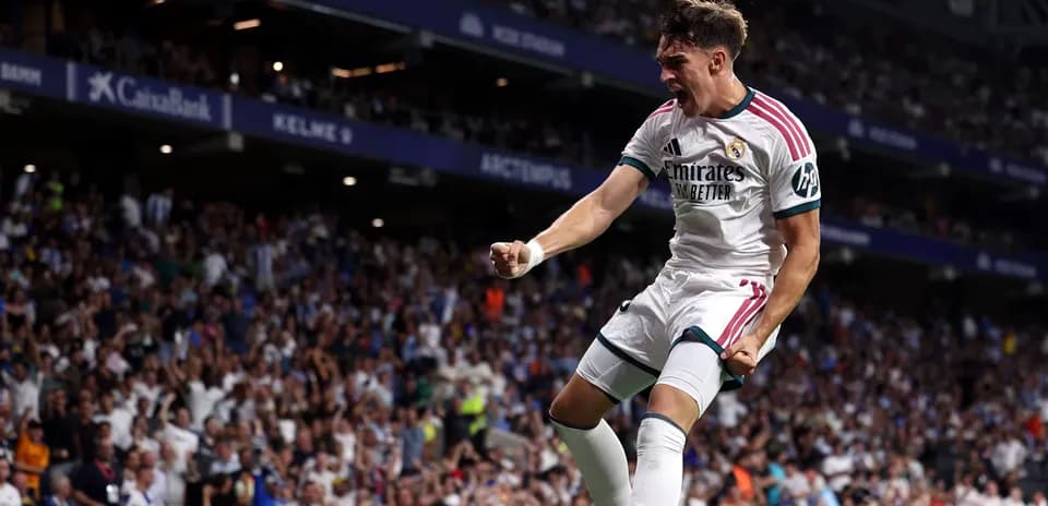 Joueur célébrant un but devant des supporters