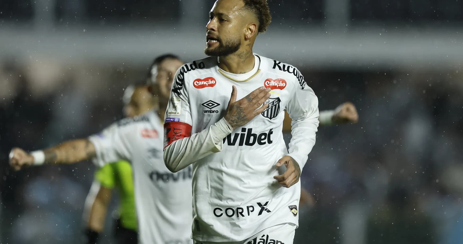Neymar célébrant un but sous la pluie