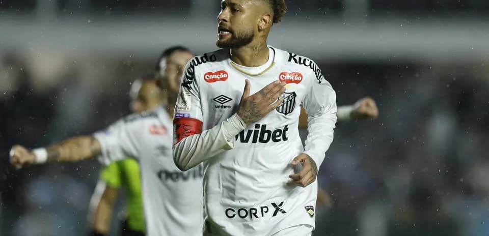 Neymar célébrant un but sous la pluie