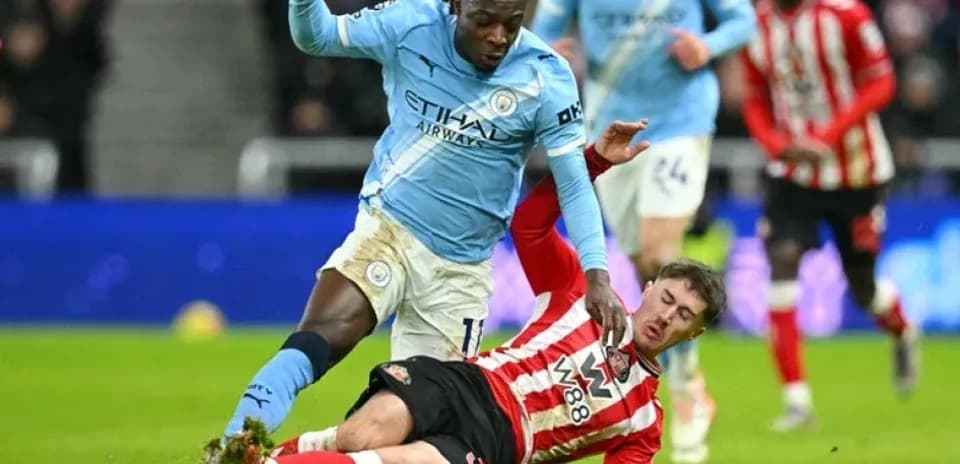Joueur de Manchester City dribblant un adversaire de Southampton